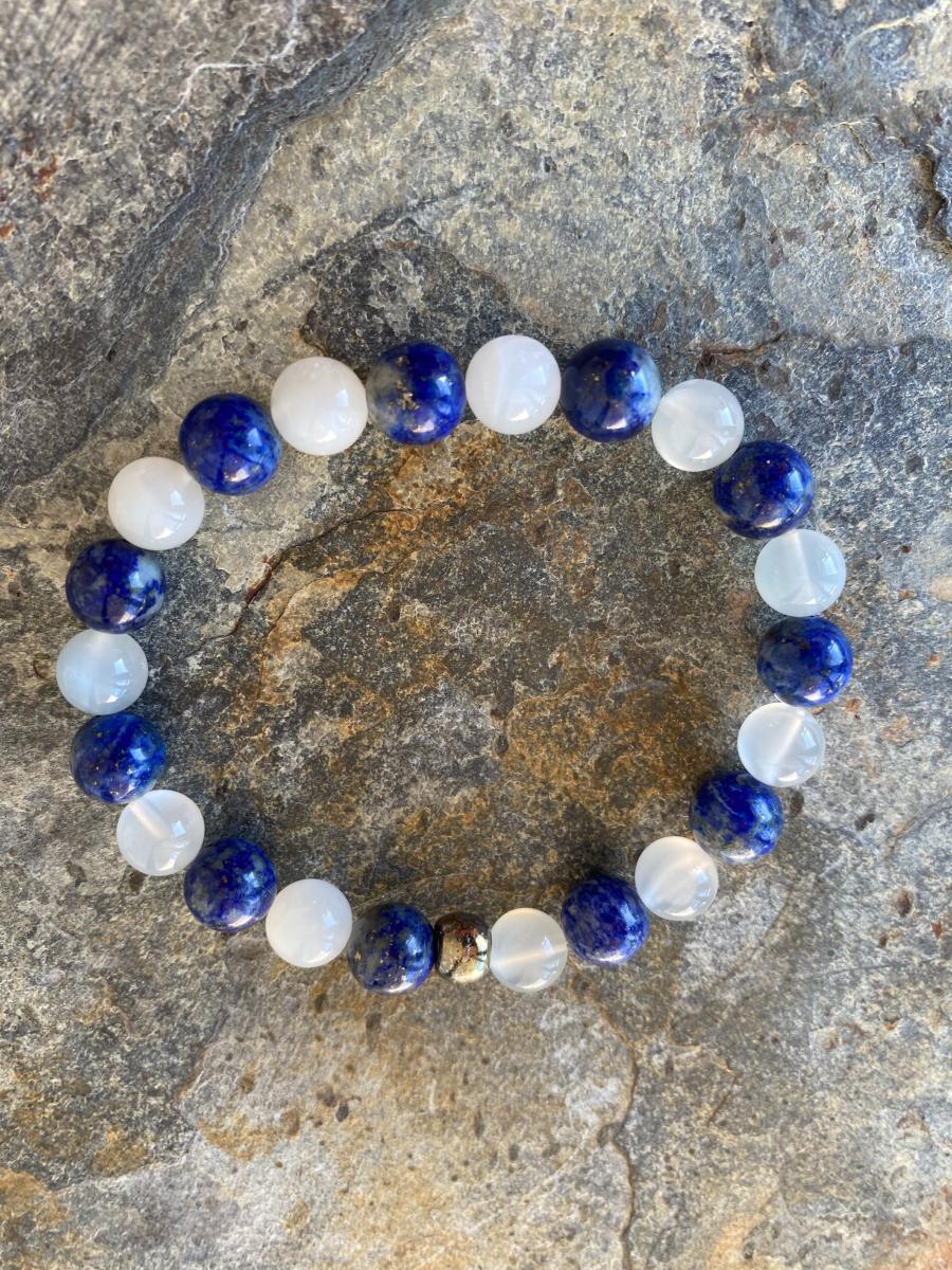 Opale de lune” – Bracelet en perles d'argile, fait à la main, à la